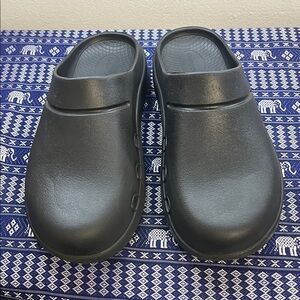 OOFOS Men's Black Slip-On Loafers unisex men size 8 women size 10.